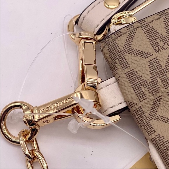 MICHAEL KORS JET SET TRAVEL LG 2 in 1
WRISTLET AND CARD CASE - Picture 11 of 13